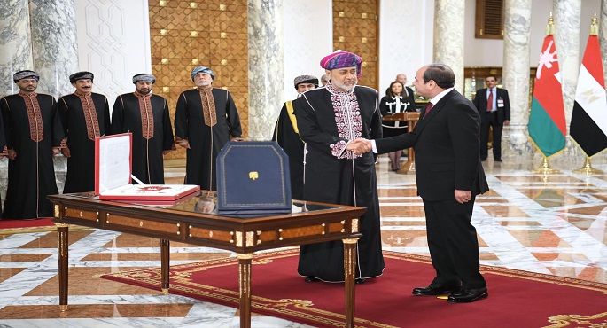 بالصور.. الرئيس السيسى وسلطان عُمان يتبادلان أرفع الأوسمة فى البلدين