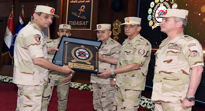 وزير الدفاع يكرم الفائزين ببطولة الدرع العام للرماية الدولية على مستوى القوات المسلحة