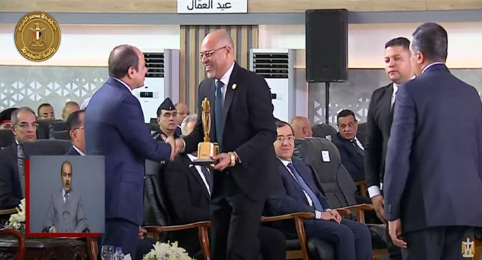 رئيس اتحاد العمال يهدى الرئيس السيسي درعًا تذكاريًا خلال احتفالية عيد العمال