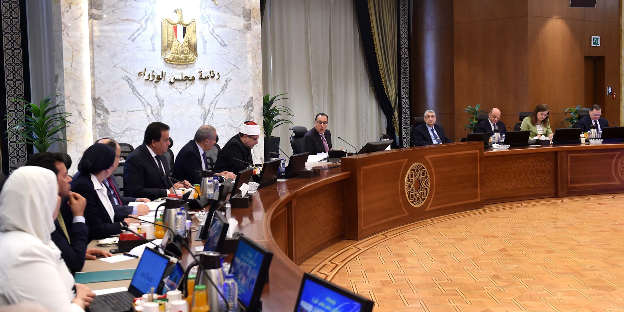 رئيس الوزراء يُشدد على ضرورة التزام كل وزارة بتنفيذ القرارات الصادرة عن اجتماع المجلس الأعلى للاستثمار