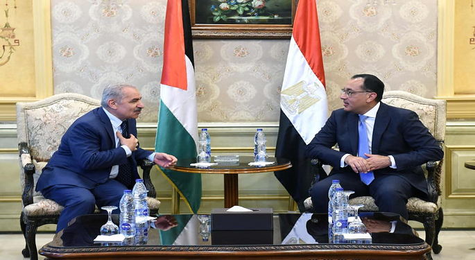 رئيس الوزراء يستقبل نظيره الفلسطيني بمطار القاهرة
