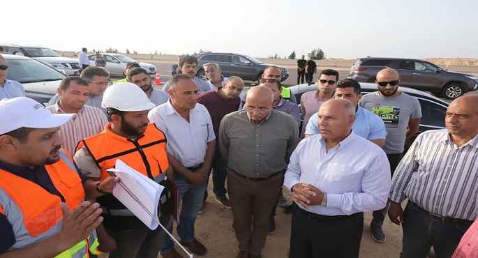 بالصور .. وزير النقل يتفقد مواقع العمل في مشروع تطوير طريق وادي النطرون العلمين بطول 135 كم