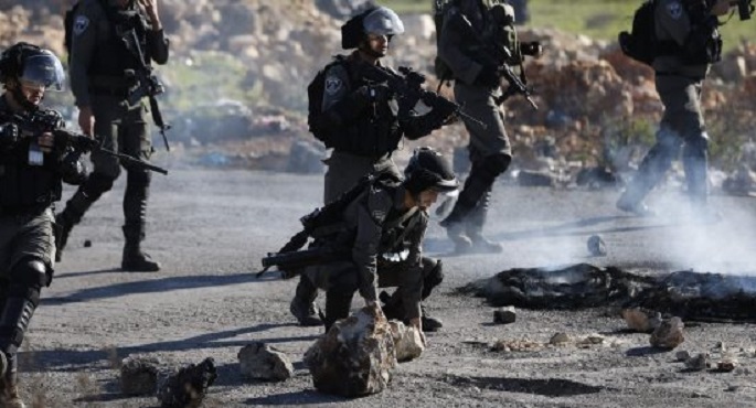 مواجهات بين فلسطينيين وقوات الاحتلال عند المدخل الغربي لقرية “المغير” شرق رام الله