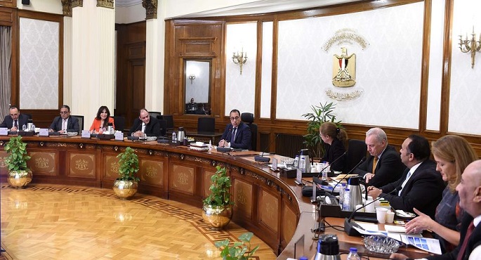 بالصور.. رئيس الوزراء يستعرض مع مسئولي البنك الدولي عناصر مقترحة لاستراتيجية تنمية الصناعة