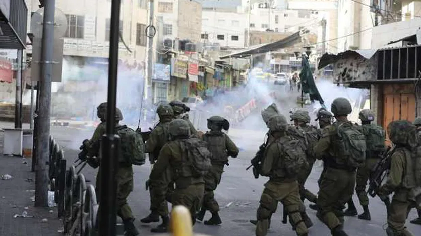 إصابة شاب فلسطيني بالرصاص وآخرين بالاختناق في مواجهات مع قوات الاحتلال