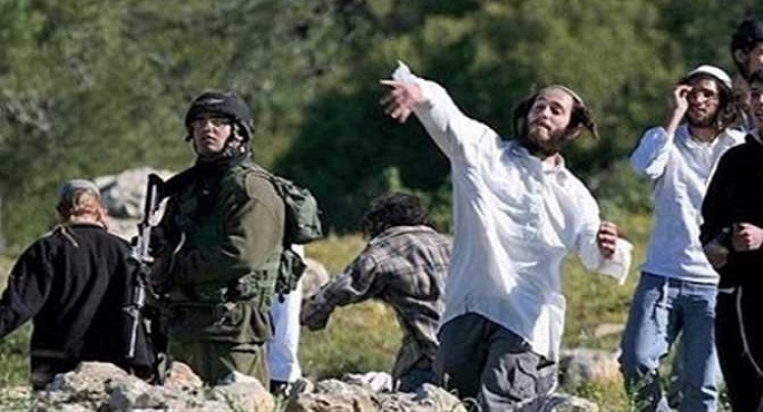 مُستوطنون إسرائيليون يستهدفون سيارات فلسطينية بالرصاص الحي في نابلس