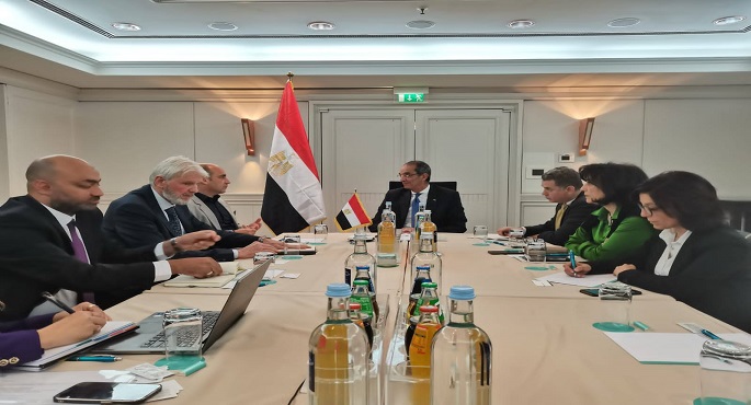 خلال زيارته لألمانيا .. وزير الاتصالات يجتمع مع عدد من مسئولي الشركات الألمانية