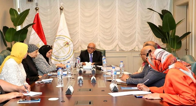 وزير التربية والتعليم يستعرض جهود وإنجازات الإدارة المركزية لشئون المعلمين