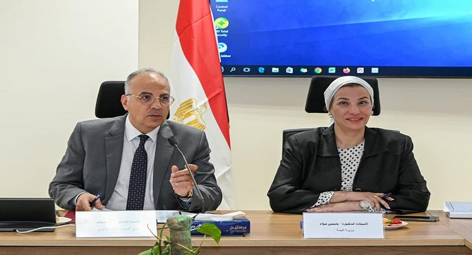 بالصور.. وزير الرى ووزيرة البيئة يناقشان جهود تطبيق مفهوم الإقتصاد الأزرق في مصر