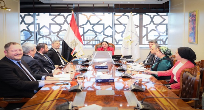 بالصور.. وزيرة البيئة تبحث مع تحالف المساهمين اليوناني المصري الشق البيئي لمشروع خدمات لإدارة مخلفات السفن بقناة السويس