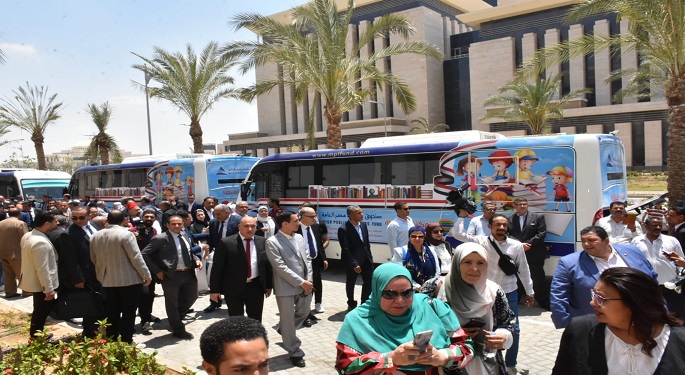 بالصور.. وزيرة الثقافة ومحافظ قنا يطلقان المكتبات المتنقلة إلى 6 محافظات