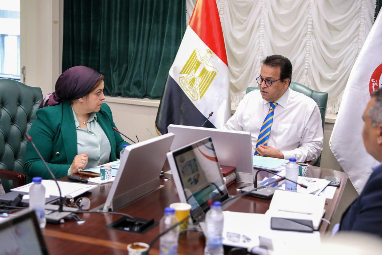وزير الصحة يعقد اجتماعاً مع رئيس أمانة المراكز الطبية المتخصصة ومدير عام خدمات نقل الدم القومية لمتابعة عدد من ملفات العمل