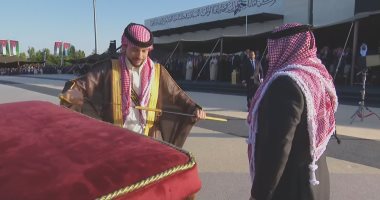 ملك الأردن يهدى ولى العهد سيفا هاشميا عمره أكثر من 100 عام بمناسبة زفافه