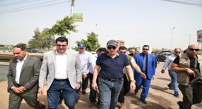 بالصور .. وزير الري يتفقد أعمال تطهير الترع والمصارف وحالة الكباري بمحافظتي القليوبية والشرقية