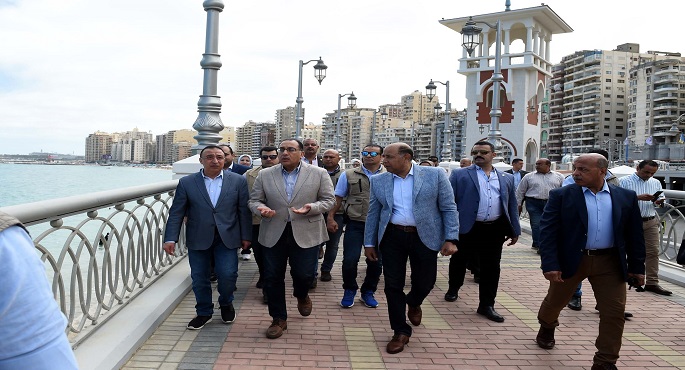 بالصور .. رئيس الوزراء يتفقد مشروع نفق وكباري السادات والممشى السياحي الجديد بميامي