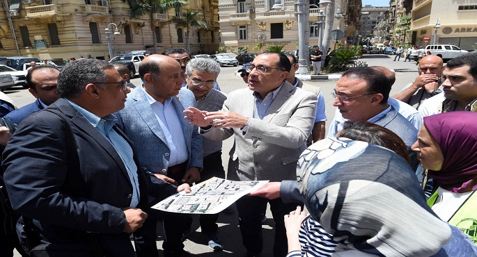 بالصور .. رئيس الوزراء يتفقد مشروع تطوير المتحف اليوناني الروماني والمنطقة المحيطة به