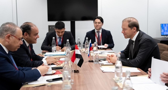 بالصور .. وزير التجارة يبحث مع كبرى الشركات الروسية العاملة في مجالات الشحن فرص التعاون المشترك