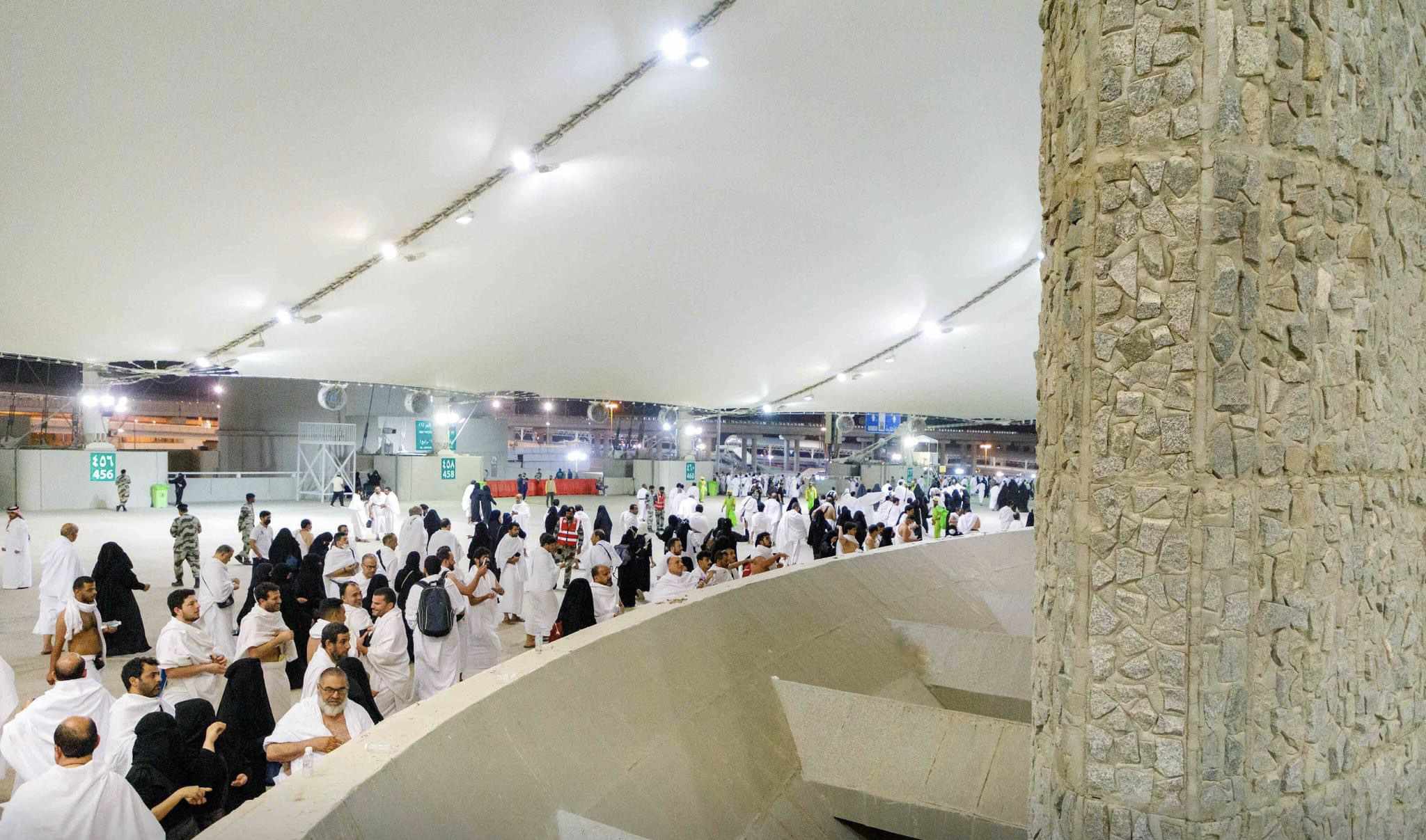 الحجاج يستقبلون أول أيام التشريق برمي الجمرة الصغرى