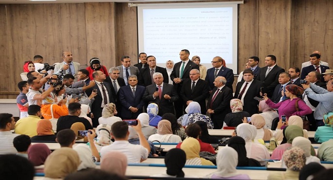 بالصور .. وزير التعليم العالي يتفقد جامعة الإسماعيلية الجديدة الأهلية