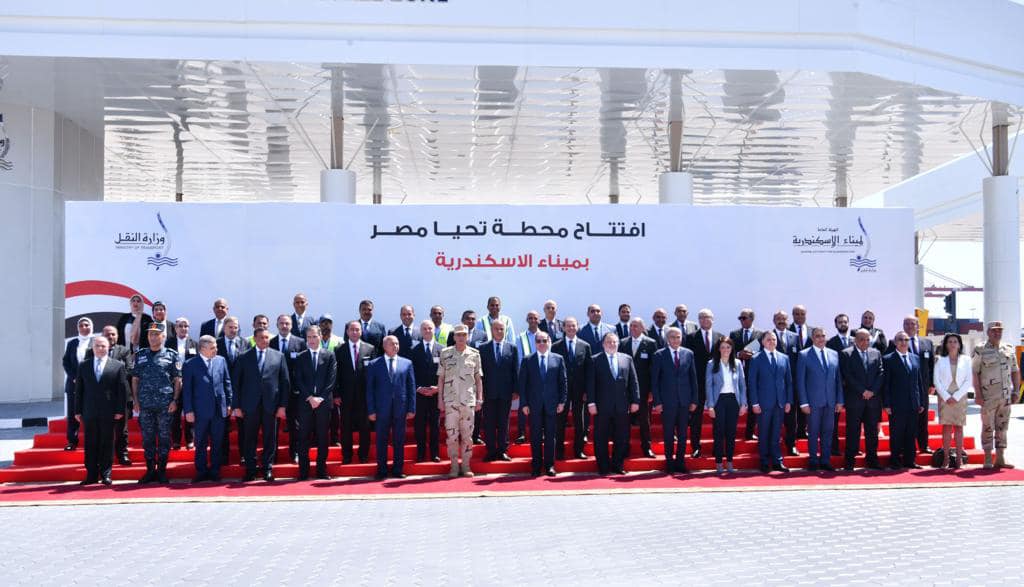 بالصور.. الرئيس السيسي بجولة تفقدية في محطة “تحيا مصر” بميناء الإسكندرية البحري