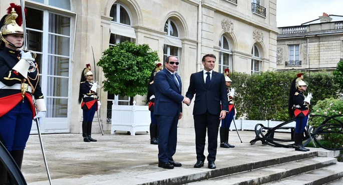 السيسي وماكرون يؤكدان حرص البلدين على التعاون والتنسيق لتعزيز المبادرات الدولية الهادفة لدعم الدول النامية