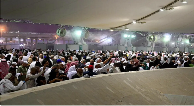 المتعجلون من الحجاج يبدأون رمي الجمرات ويتوجهون لطواف الوداع