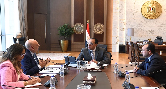 بالصور.. رئيس الوزراء يتابع عددا من ملفات عمل جهاز تنمية المشروعات المتوسطة والصغيرة ومتناهية الصغر