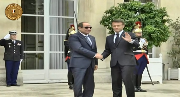 الرئيس السيسي يصل إلى قصر الاليزيه للقاء نظيره الفرنسي ماكرون