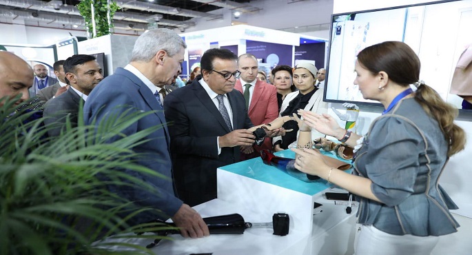 بالصور.. وزير الصحة يشيد بجودة النماذج المعروضة من الأجهزة والمستلزمات الطبية بالمعرض الطبي الإفريقي