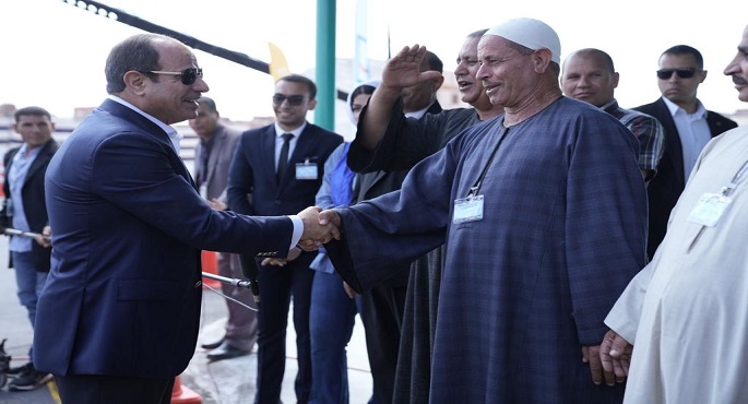 بالفيديو والصور.. خلال جولته بقرية الأبعادية.. الرئيس السيسي يديرا حوارا مع حشد من المواطنين