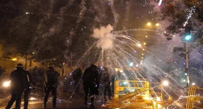 أعمال الشغب “تحرق” باريس.. وماكرون يبحث سبل إعادة الأمن