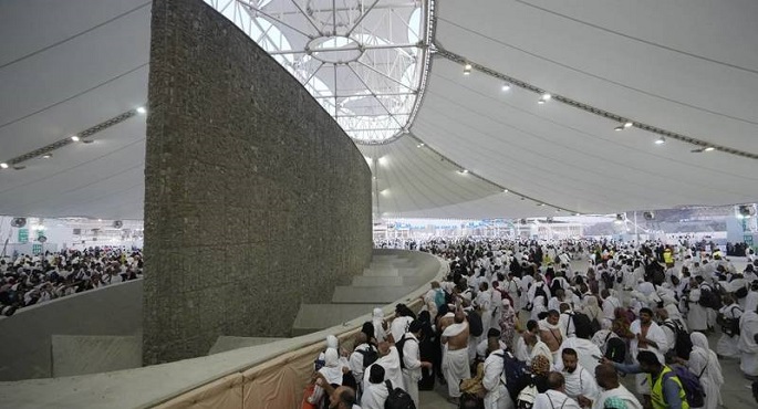الحجاج يواصلون رمي الجمرات والمتعجلون يستعدون لإنهاء المناسك