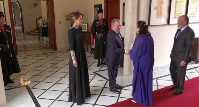 ملك الأردن وقرينته يستقبلان ضيوف حفل زفاف ولي العهد