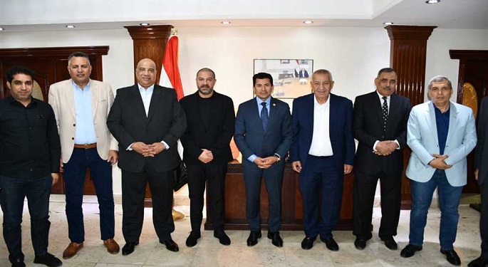 وزير الرياضة يبحث مع رؤوساء أندية شعبية دعم الاستثمار وإشهار الشركات