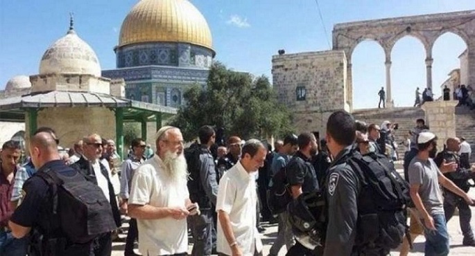 مُستوطنون إسرائيليون يقتحمون باحات المسجد الأقصى بحماية شرطة الاحتلال
