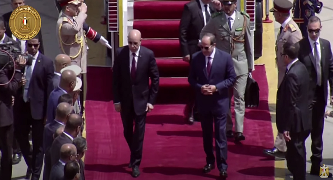 بالفيديو .. الرئيس السيسي يستقبل نظيره الموريتاني في مطار القاهرة