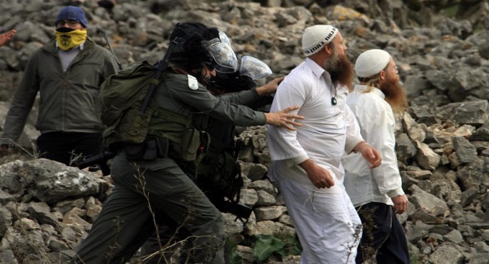 مُستوطنون يهاجمون قرية فلسطينية في جنوب “نابلس” والاحتلال يعتقل طفلا وفتيين من “جنين”