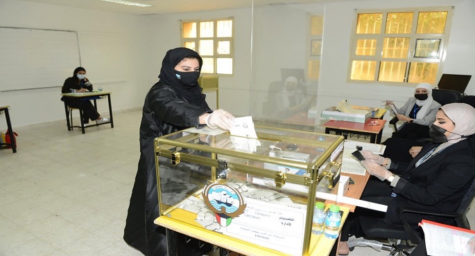 الكويتيون يواصلون التصويت لانتخاب مجلس الأمة الجديد