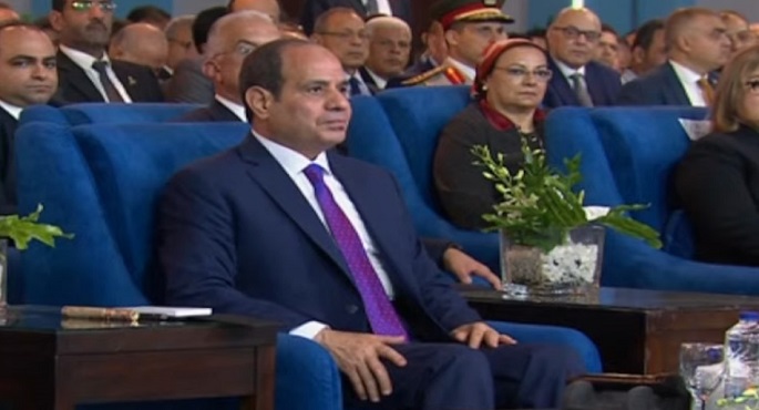 الرئيس السيسي يحسم الجدل بشأن تعويم الجنيه: “لو هيأثر على المصريين بلاش”