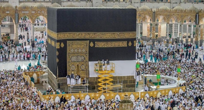 شؤون الحرمين ترفع الجزء السفلي من كسوة الكعبة المشرفة للحفاظ على نظافتها وسلامتها