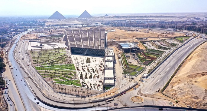 البدء في وضع القطع الأثرية داخل فتارين العرض بالمتحف المصري الكبير