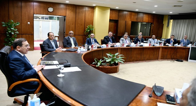 الملا يترأس اجتماع اللجنة العليا لتنفيذ استراتيجية قطاع البترول