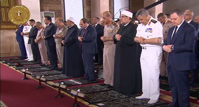 بالفيديو .. الرئيس السيسي يؤدى صلاة عيد الأضحى بمسجد القوات الجوية