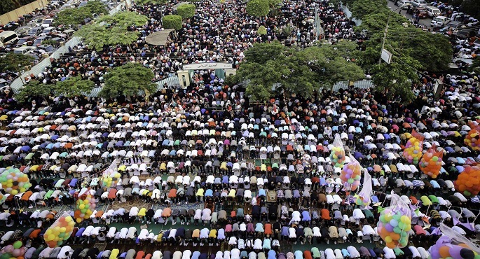 ملايين المصريين يؤدون صلاة عيد الأضحى المبارك في محافظات الجمهورية