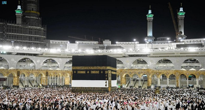 حجاج بيت الله الحرام يؤدون طواف الإفاضة
