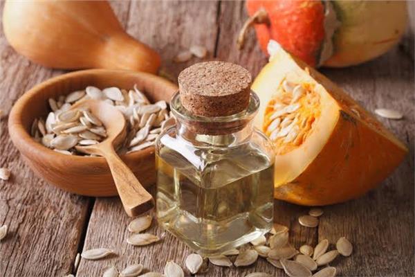 يمنحك السعادة ويحسن البشرة.. فوائد زيت بذور القرع العسلي للجسم