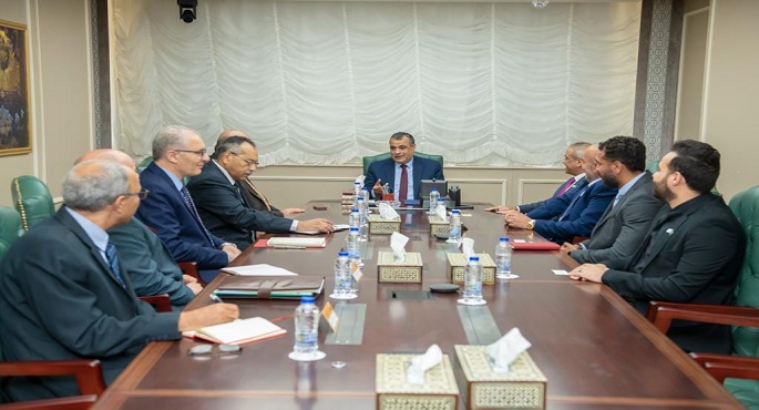 بالصور.. وزير الإنتاج الحربي يبحث مع وفد مجموعة “النافع” السعودية سبل التعاون المشترك
