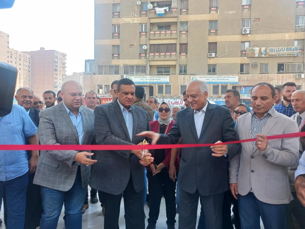 بالصور.. وزير التنمية المحلية ومحافظ الجيزة يفتتحان موقف سرفيس المريوطية الجديد