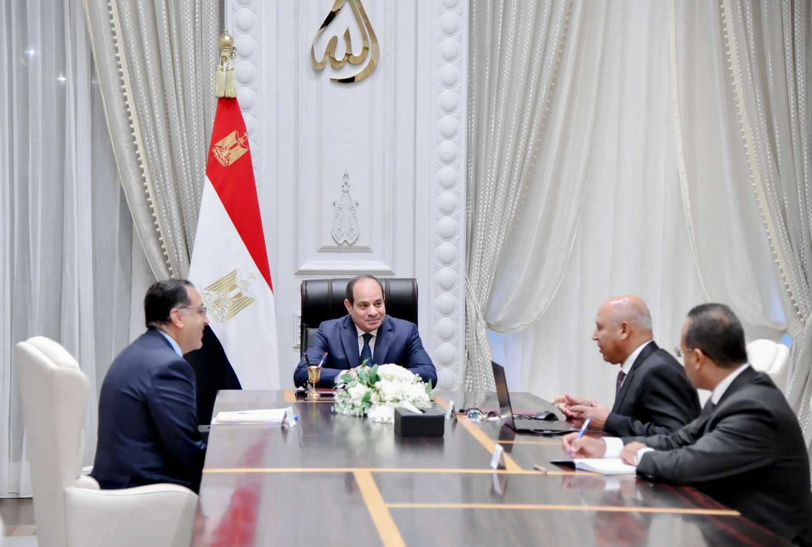 بالصور.. الرئيس السيسي يتابع الموقف التنفيذي والتشغيلي لعدد من مشروعات وزارة النقل