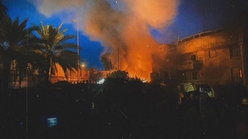 بعد سماح السويد بمظاهرة أمام السفارة العراقية ..متظاهرون يضرمون النار في سفارة السويد ببغداد